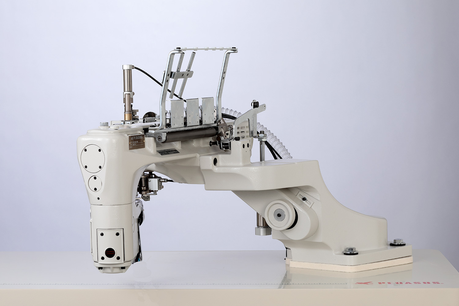 FS700P ： 偏平纹饰缝用凸出型腕式4根针偏平缝绷缝机